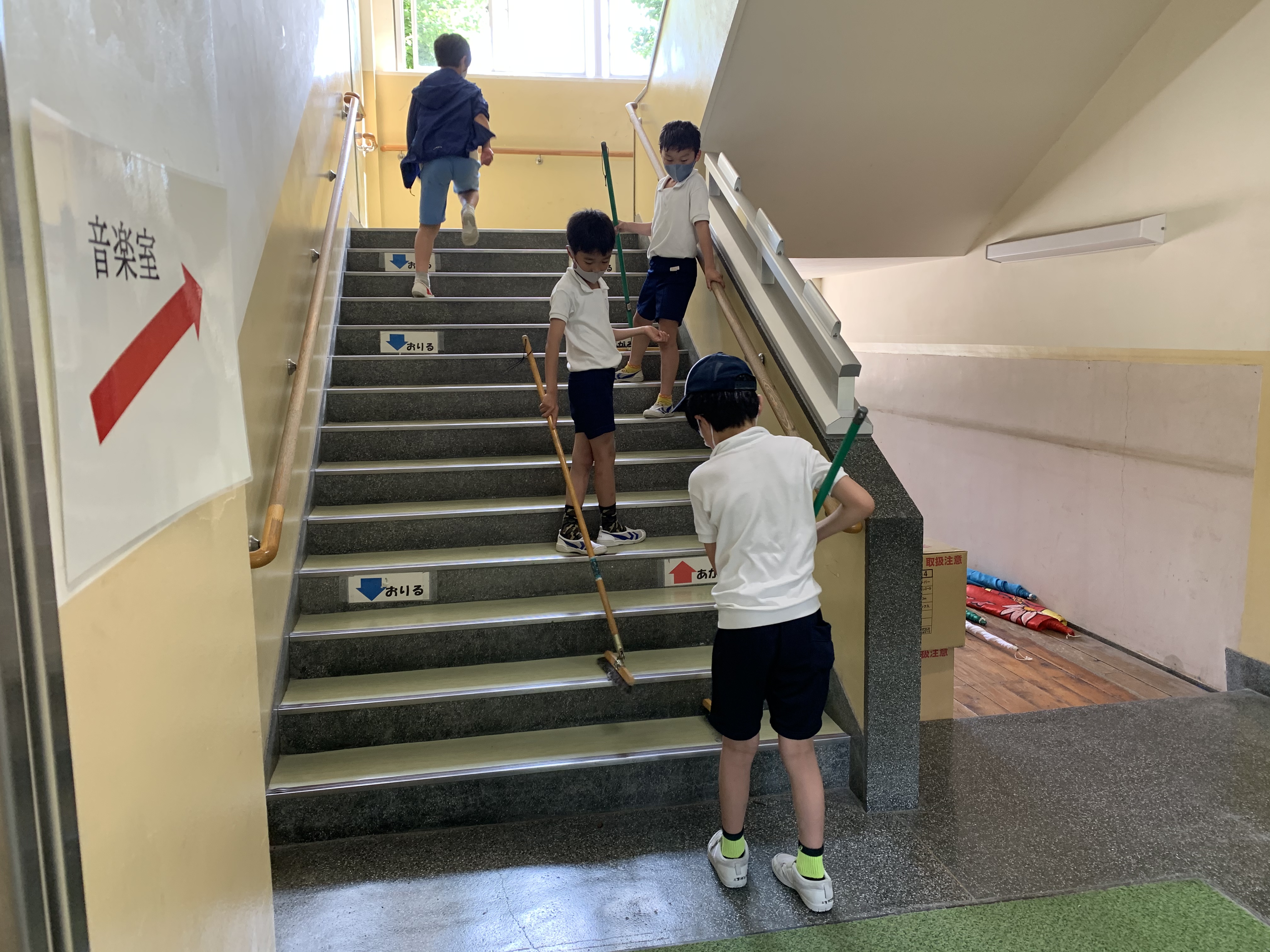 5月25日 階段掃除 杉並区立永福小学校トップページ